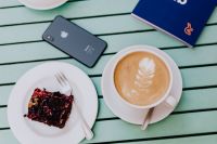 Kaboompics - Drinking coffee and eating cake in a cafeteria