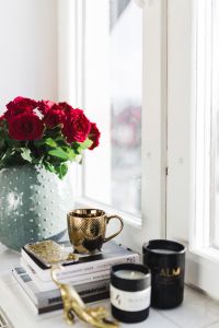 Kaboompics - Gold cup of coffee and red roses bouqet
