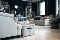 Kaboompics - Eclectic Vintage Living Room With White Sofas And Crystal Chandelier