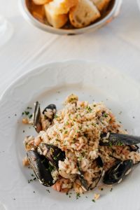 Kaboompics - Close-Up Seafood Risotto with Mussels, Clams and Parsley