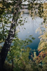Kaboompics - Calm Quarry Water Reflecting Pale Limestone Cliffs