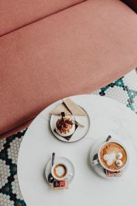 Kaboompics - Meringue with whipped cream and coffee on white marble