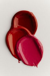Kaboompics - Red and Pink Lip Gloss Swatches