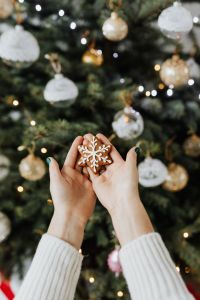 Kaboompics - Gingerbread Snowflake Cookie by Christmas Tree