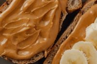 Kaboompics - Coffee brewed in a Chemex and peanut butter sandwiches for breakfast