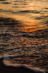 Kaboompics - Sea waves by sunset