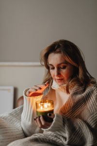 Kaboompics - Cozy Cocooning at Home with a Candle and Blanket