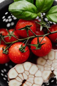 Kaboompics - Tomato Vine and Garlic Slices in Colander, Vertical Food Close-Up