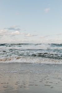 Kaboompics - Vertical Baltic Sea Surf with Foamy Waves and Cloudy Sky