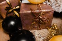 Kaboompics - Gold Gift Box with Mesh Bow and Black Balloons, New Year's Eve Decor