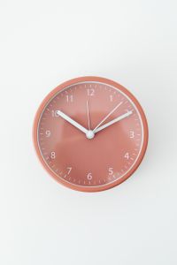 Kaboompics - Vertical Rose-Pink Analog Clock on White with Large Upper Copy Space