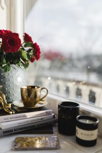 Kaboompics - Gold cup of coffee and red roses bouqet