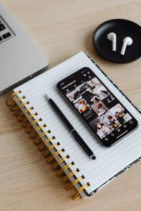 Kaboompics - Phone - Instagram grid