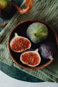 Kaboompics - Close-Up Fig Halves And Whole Figs In Bowl