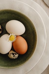 Kaboompics - Easter Delights - Spring Flowers and Minimalist Tableware