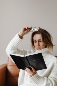 Kaboompics - A middle-aged woman reads her bible