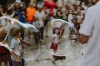 Kaboompics - A show of soap bubbles on Piotrkowska Street in Łódź, Poland
