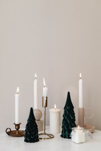 Kaboompics - Neutral Christmas Candle Display With Greenery