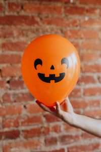 Kaboompics - The man with the Halloween balloon