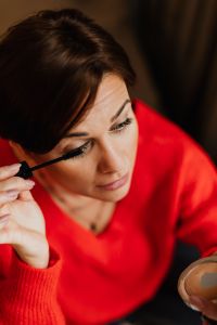 Kaboompics - The woman is applying mascara on her eyelashes
