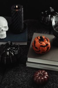 Kaboompics - Halloween Skull and Jack O Lantern Decor