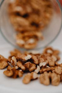Kaboompics - Soft-Focus Close-Up of Walnuts in a Glass Bowl for a Healthy Snack Background