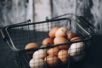 Kaboompics - Metal wire basket with eggs