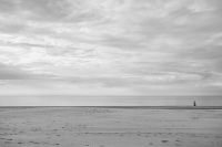 Kaboompics - Black and White Empty Beach Horizon