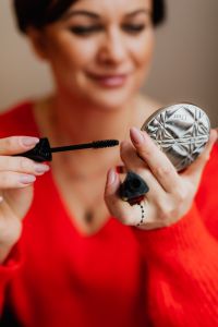 Kaboompics - The woman is applying mascara on her eyelashes