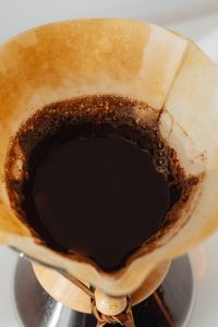 Kaboompics - Coffee brewed in a Chemex and peanut butter sandwiches for breakfast