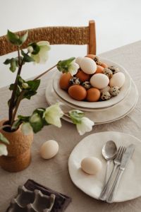 Kaboompics - Easter Delights - Spring Flowers and Minimalist Tableware