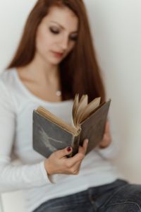 Kaboompics - Beautiful young woman reading a book