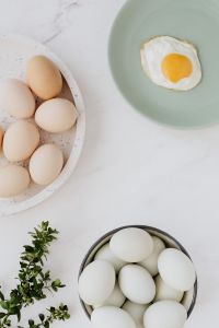 Kaboompics - Easter flat lay with green eggs and fried egg on a plate
