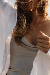 Kaboompics - Faceless Beach Fashion Close Up in White Shirt and Tank Top