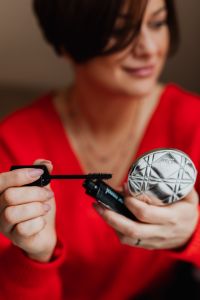 Kaboompics - The woman is applying mascara on her eyelashes