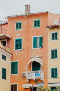 Kaboompics - Weathered Peach Building with Green Shutters in Rovinj, Croatia