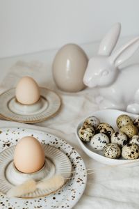Kaboompics - Beige Easter table setting - quail eggs - neutral colors - natural eggs