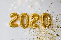 Kaboompics - Gold 2020 Balloons With Falling Confetti And Fairy Lights