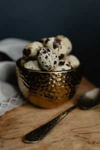 Kaboompics - Quail Eggs in Textured Black and Gold Bowl