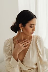 Kaboompics - Bridal Beauty Inspiration With a Low Bun and Pearl Drop Earrings