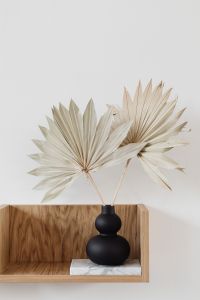 Kaboompics - Minimalist Dried Palm Arrangement in Black Vase on Wood Shelf