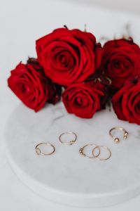 Kaboompics - Red roses and gold rings on white marble