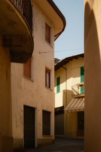 Kaboompics - Italian Houses and Blue Summer Sky From Below