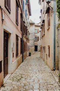 Kaboompics - Narrow Cobblestone Alley with Shuttered Houses in Rovinj Old Town
