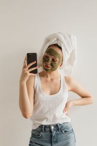 Kaboompics - Full-Length Skincare Selfie with Green Clay Mask at Home