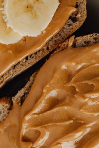 Kaboompics - Coffee brewed in a Chemex and peanut butter sandwiches for breakfast