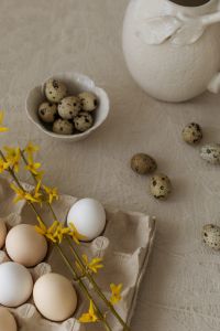 Kaboompics - Easter Eggs Quail Eggs and Spring Flowers