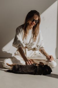 Kaboompics - Minimalist Fashion Portrait with Black Cat and Sunglasses