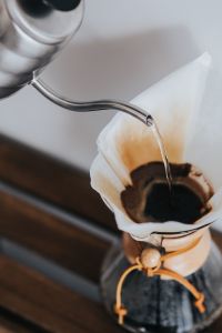 Kaboompics - Pouring hot water in Chemex
