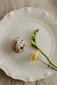 Kaboompics - Easter Delights - Spring Flowers and Minimalist Tableware